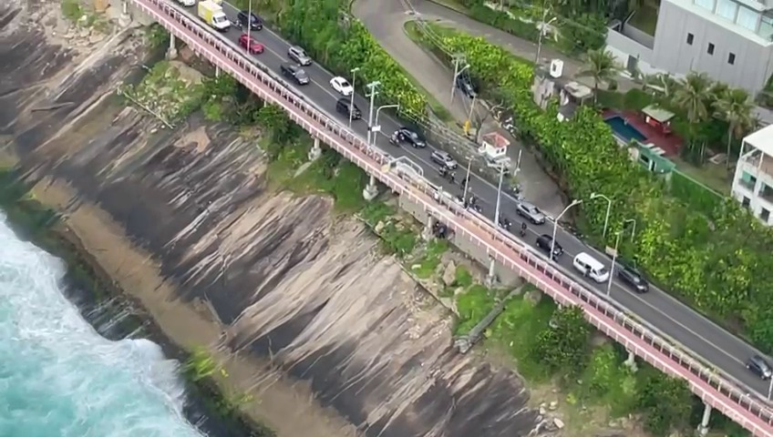 O ciclista foi parar em meio as pedras e teve quer socorrido com a ajuda de uma escada Filipe Macon/BTN/BandNews FM