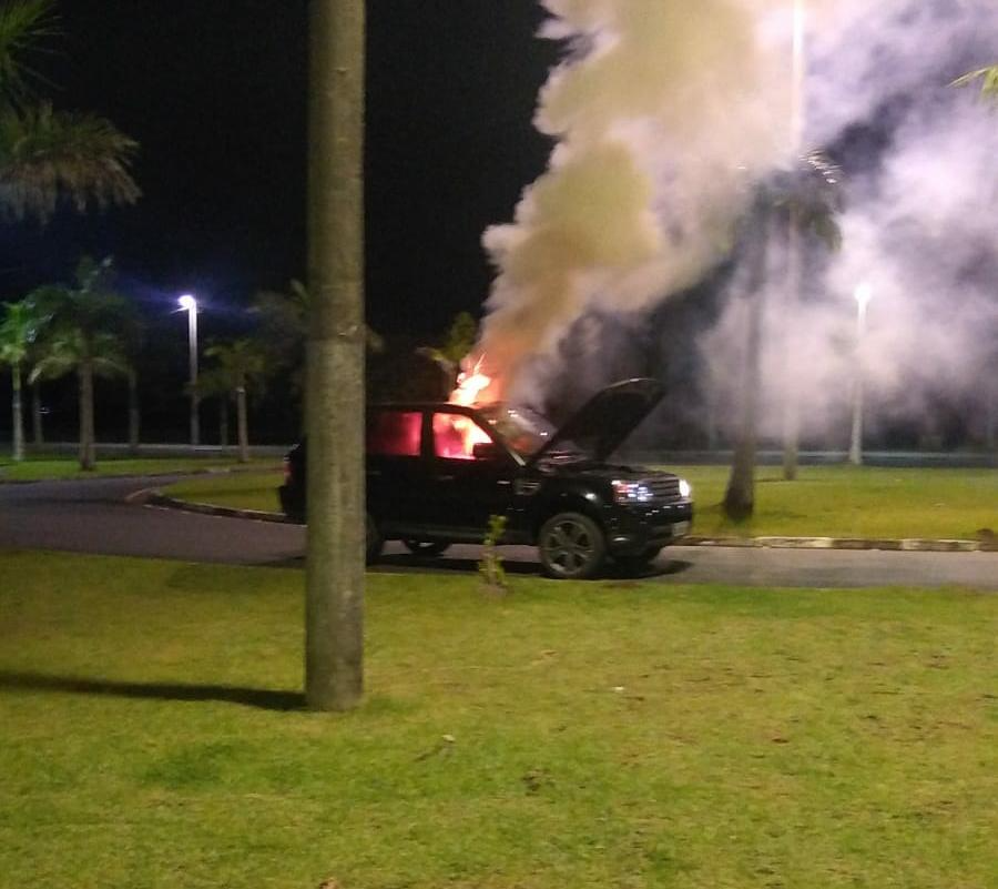 Carro pega fogo em praça do Indaiá, em Caraguatatuba Divulgação/QAP QRV