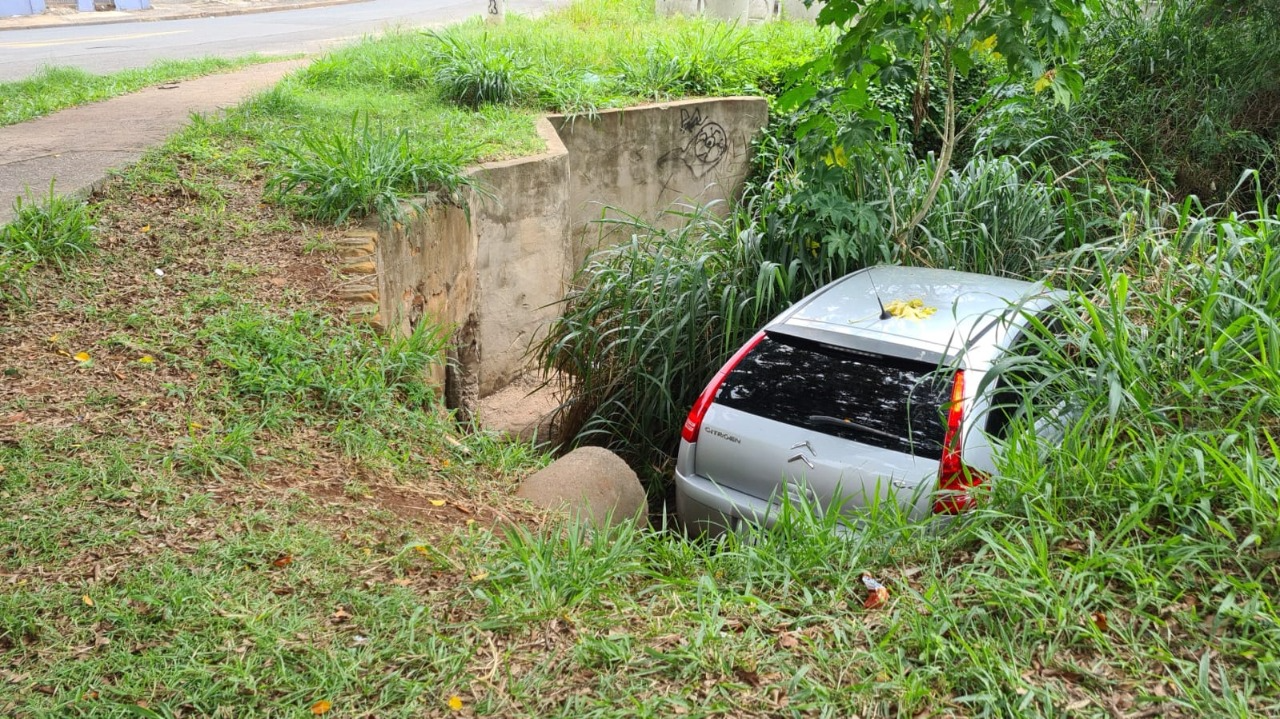 Carro foi encontrado abandonado  Imagens/GCM