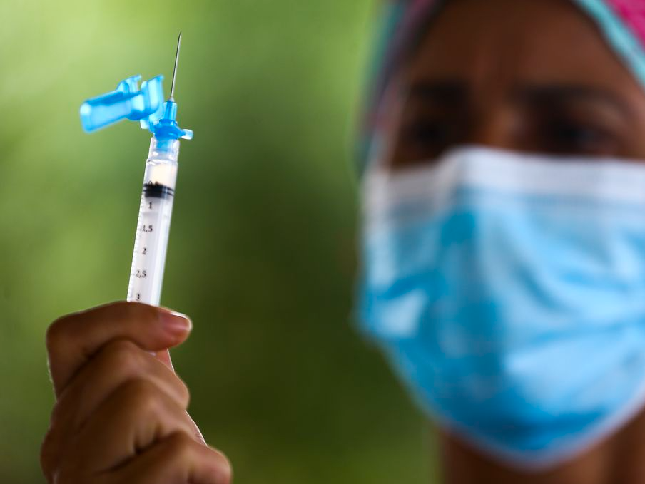 Os jovens só poderão receber imunizantes autorizados pela Agência Nacional de Vigilância Sanitária (Anvisa) para essa faixa etária. Foto: Marcelo Camargo/Agência Brasil