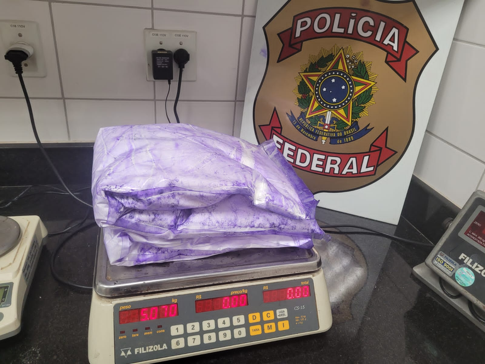 A droga estava escondida no fundo falso da bagagem despachada Divulgação/Polícia Federal 