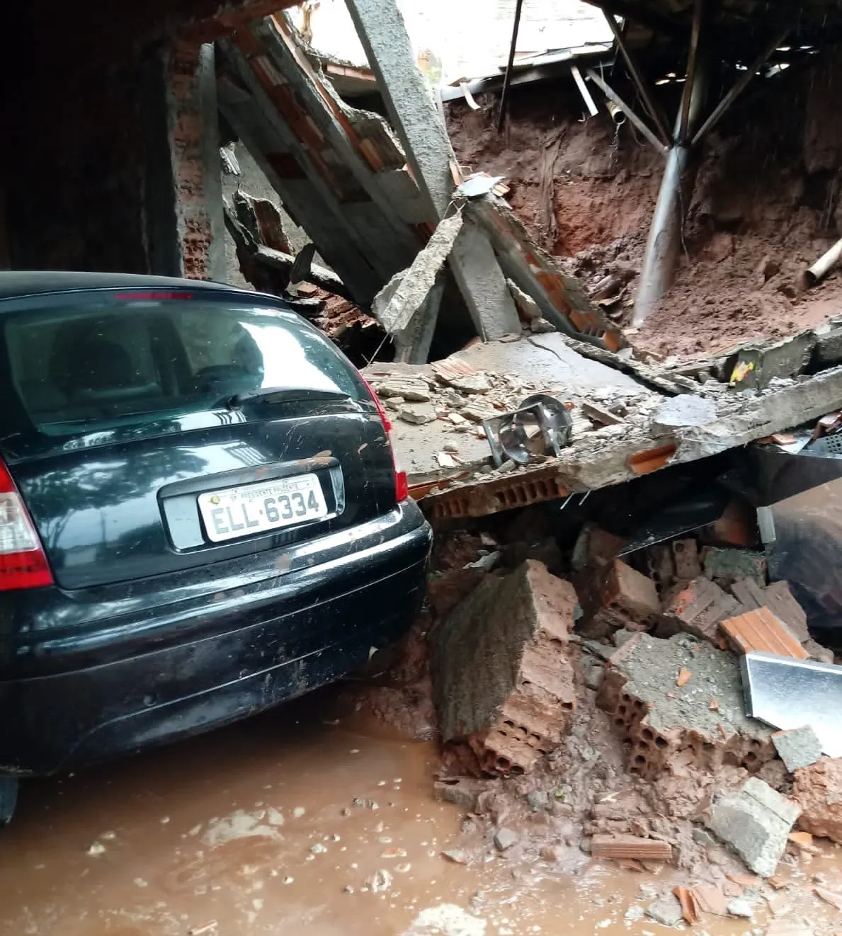 Carros foram atingidos por telhados e muros que caíram