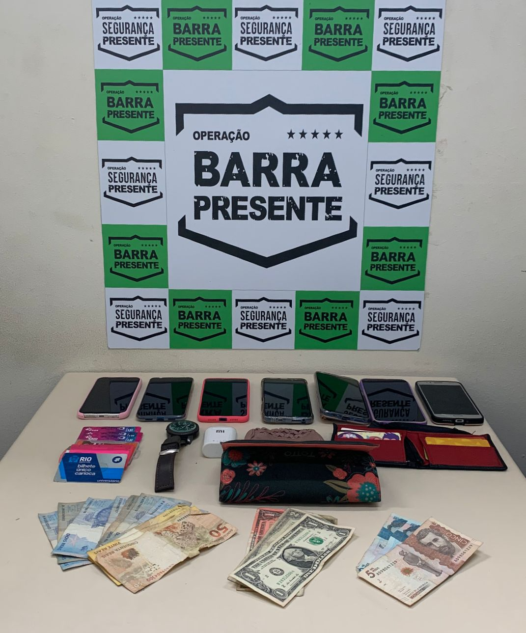 Mulher e filho são presos acusado de roubar celulares de passageiros de ônibus Barra Presente