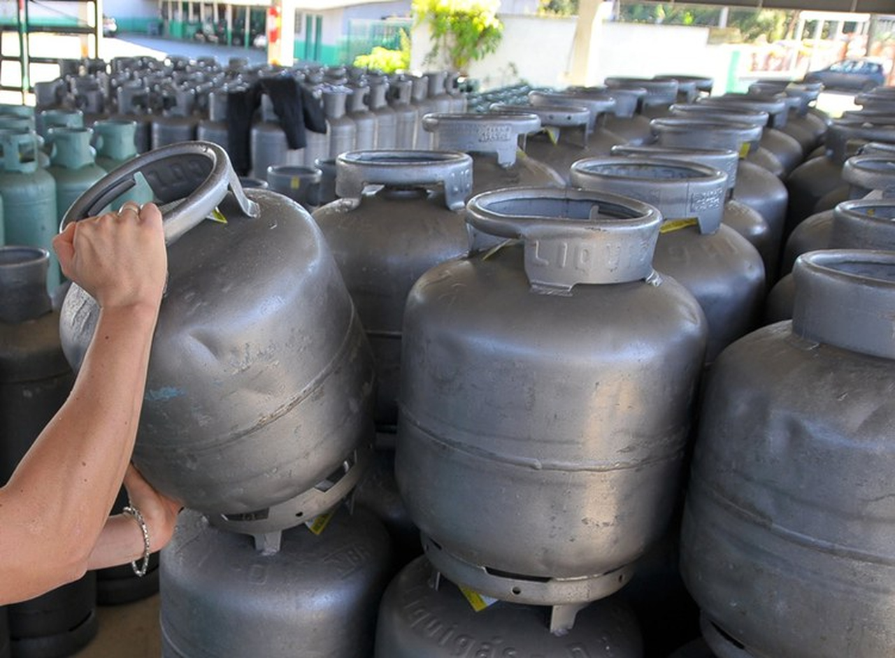 Serão distribuídos 2.423 cartões Vale Gás, do programa estadual Bolsa do Povo Divulgação/PGF