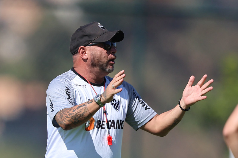 Técnico Mohamed durante treino desta terça (14) Pedro Souza / Atlético