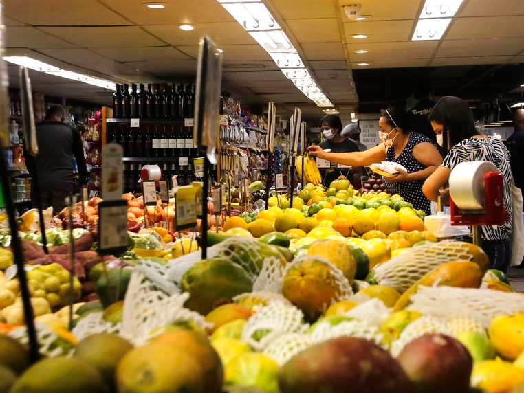 Segundo a pesquisa, a batata teve a maior alta em agosto, 20%, seguida do café torrado, que registrou aumento de mais de 10%. Tânia Rêgo / Agência Brasil