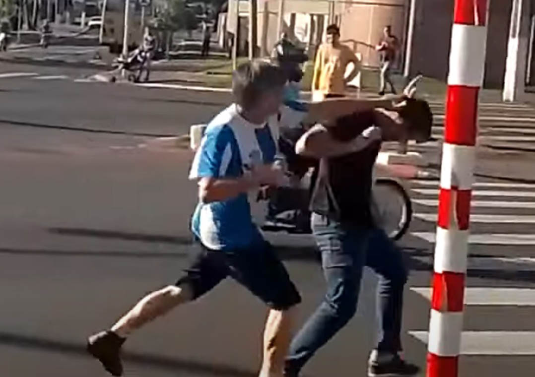 Vídeo: ex-deputados Arthur do Val e Emerson Petriv brigam no meio da rua 