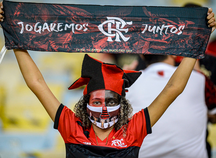 Torcedora celebra volta ao estádio Marcelo Cortes