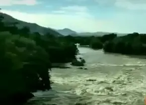 Bombeiros seguem as buscas com o auxílio de drones em toda a extensão do rio 
