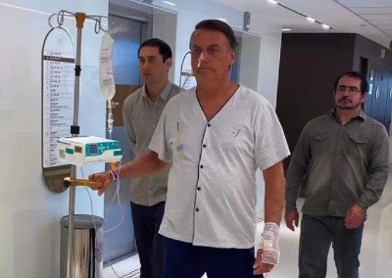 Michelle Bolsonaro posta foto de Jair Bolsonaro caminhando no hospital Reprodução/Instagram