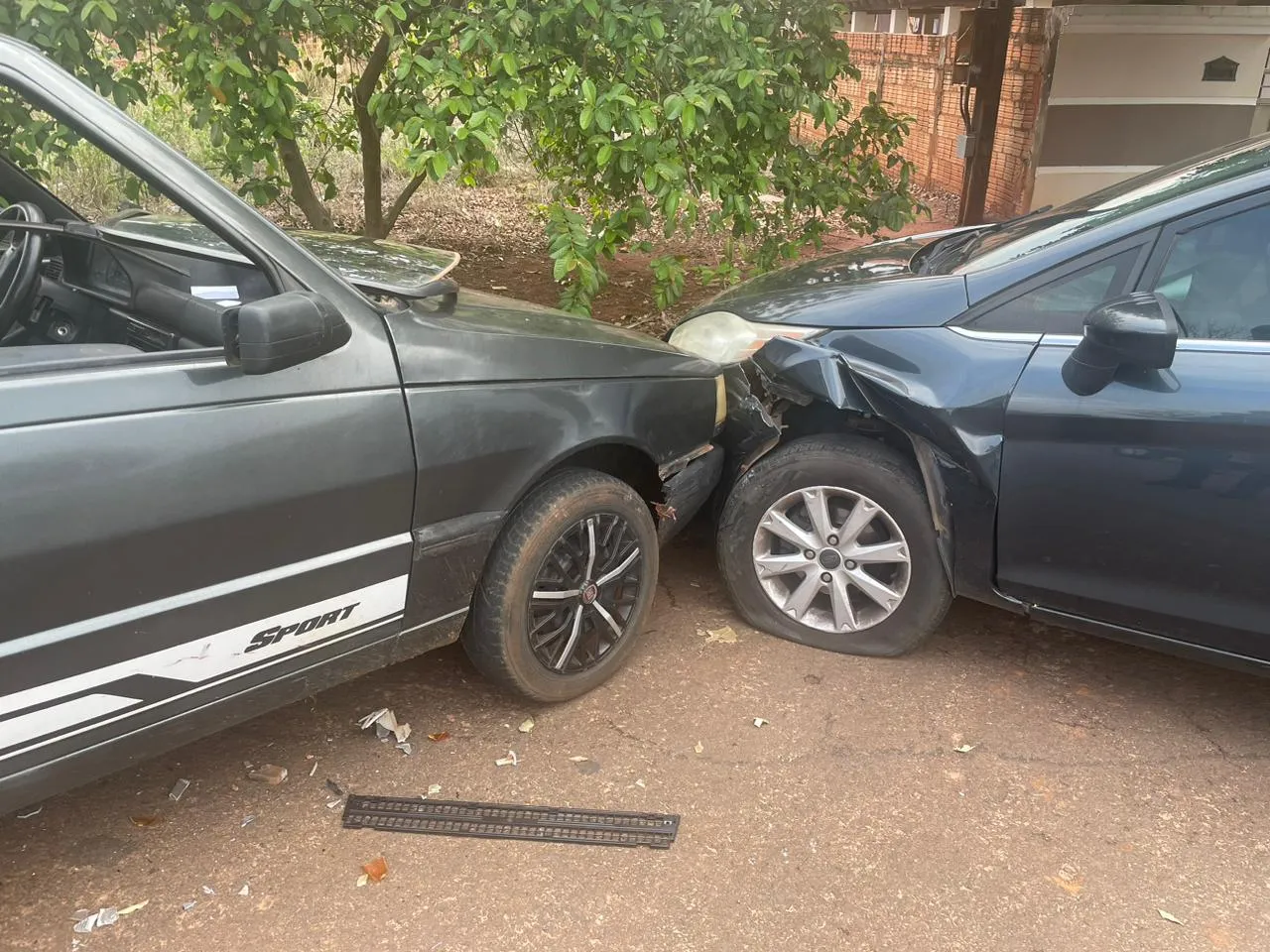 Motorista embriagado bate em carro estacionado