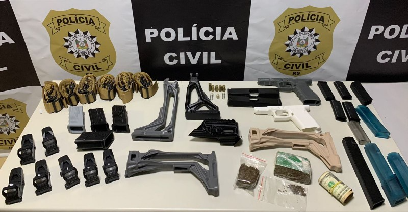 Suspeito fabricava peças de armas em impressora 3D Divulgação/Polícia Civil do Rio Grande do Sul