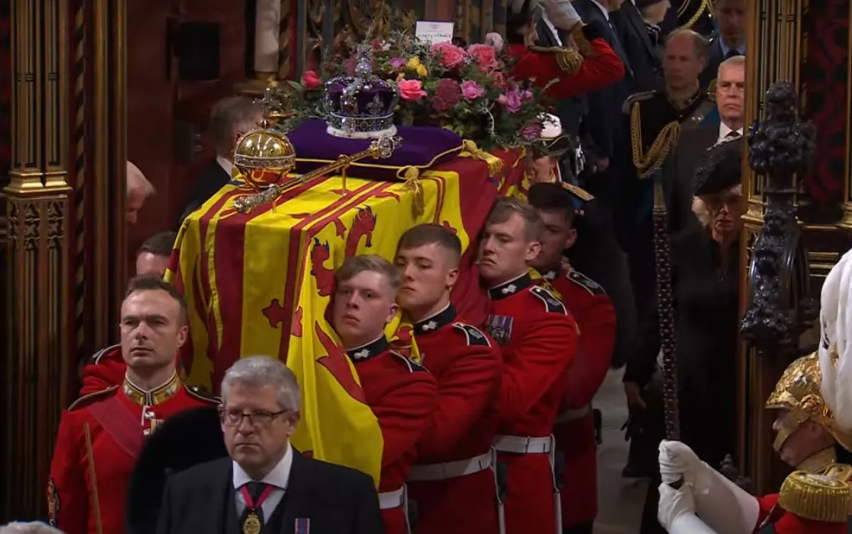 Corpo da rainha Elizabeth II é sepultado na Capela São Jorge, em Windsor