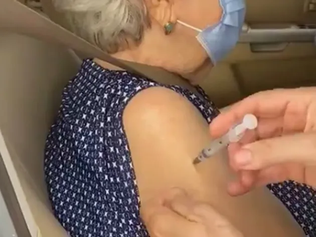 Vídeo flagrou momento em que enfermeira finge aplicar a vacina em paciente