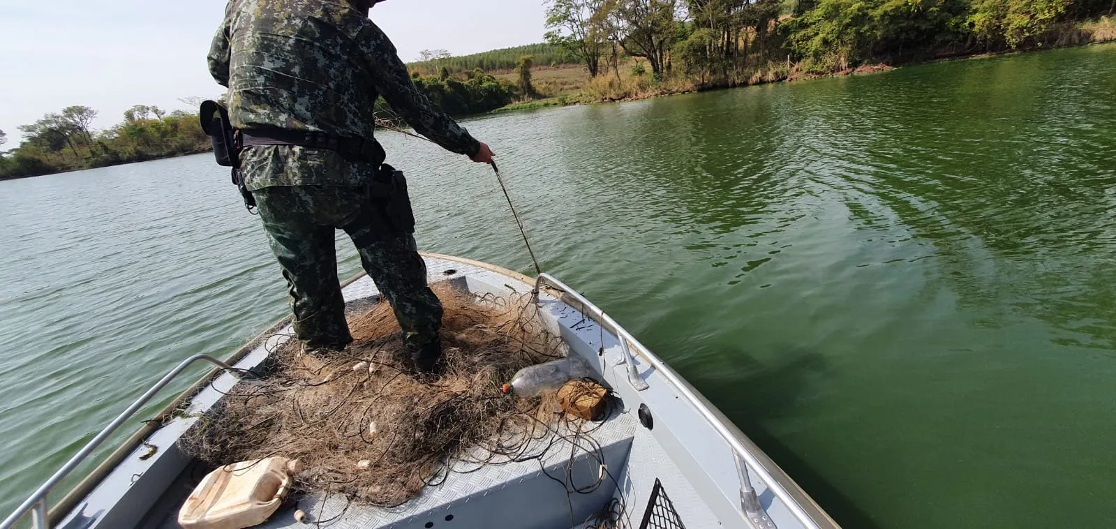 Também foram apreendidas redes de pesca