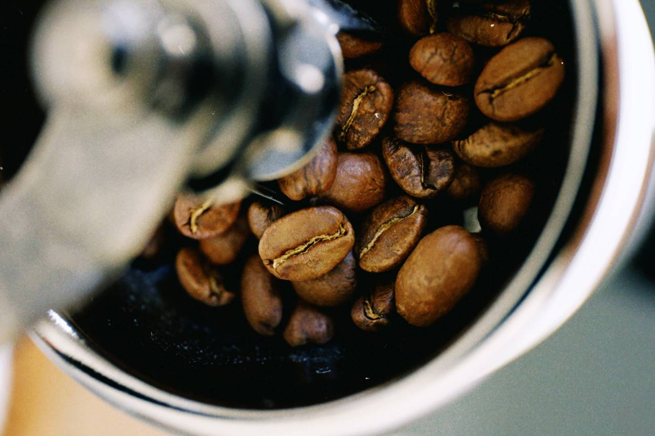 Moer o grão de café na hora de preparar a bebida mantém aromas, sabores e o frescor Pexels/Valeria Lazareva