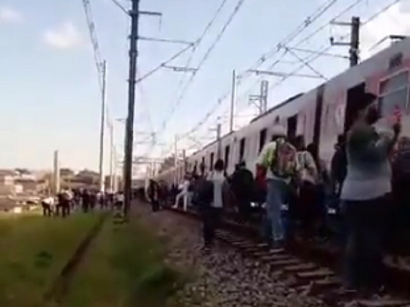Em dia de greve de ônibus, passageiros enfrentam problemas com trem em SP