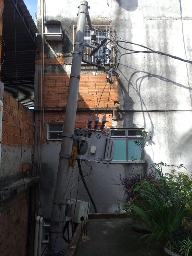 Estrutura de poste na Rua Dezesseis, no Rio das Pedras, não recebeu reparo