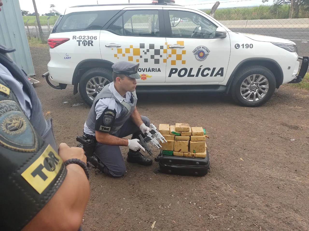 Elas estavam com pistolas e maconha