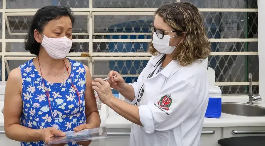 Postos de saúde de São Paulo começam a aplicar 4° dose de vacina contra Covid