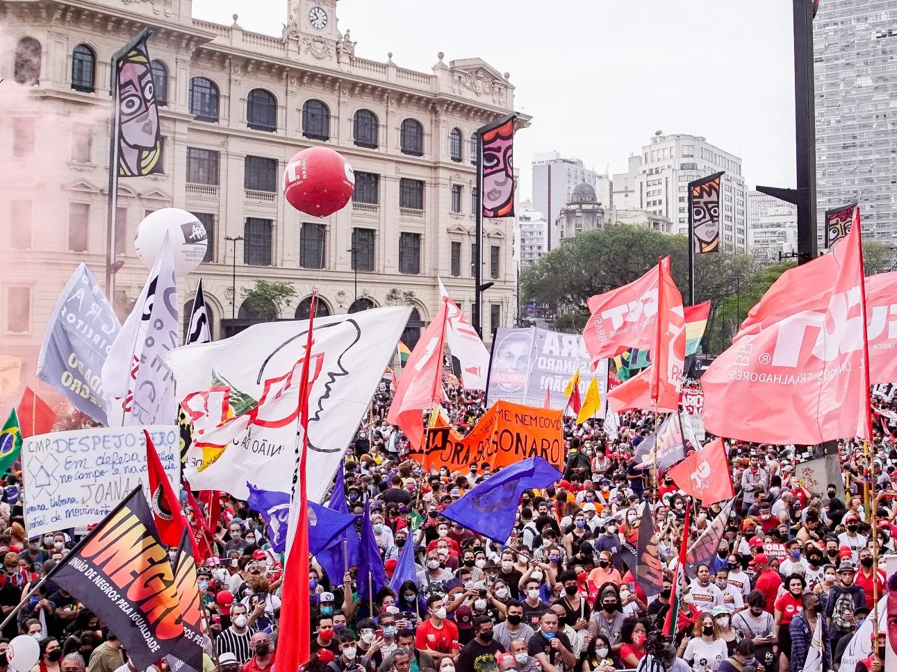 Manifestantes se reuniram no Vale do Anhangabaú, em São Paulo, em oposição aos atos pró-governo