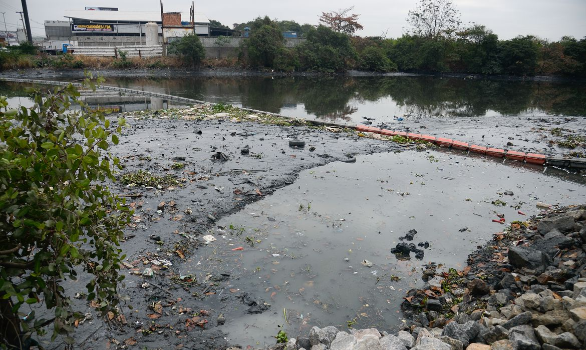 Poluição na Baía de Guanabara é tema recorrente nos últimos anos