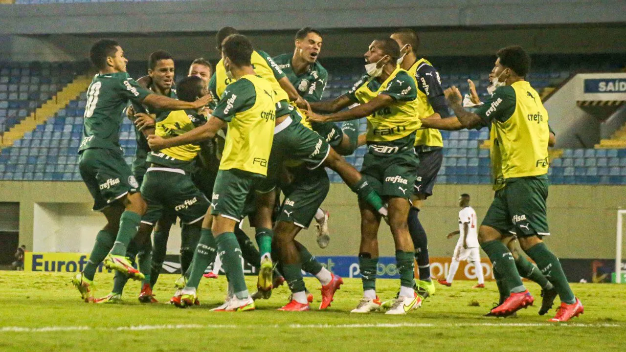 Aos 34 do segundo tempo, o Palmeiras chegou a marcar o quinto, mas o gol foi anulado