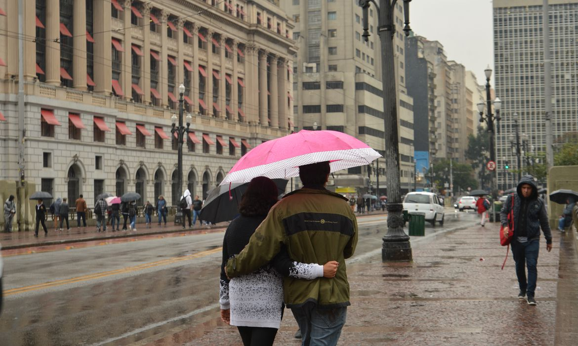 Sol volta a aparecer, mas São Paulo ainda terá dias de chuva  Rovena Rosa/Agência Brasil