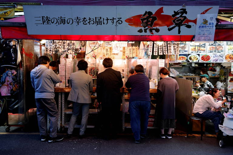 Japão pede para que jovens bebam mais álcool após diminuição no consumo 
