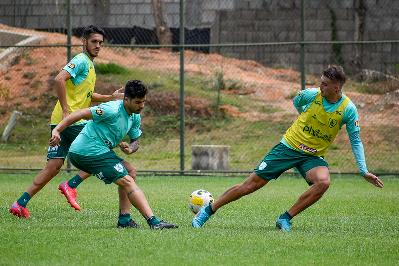 Jogadores do América durante treino desta segunda (26) João Zebral / América