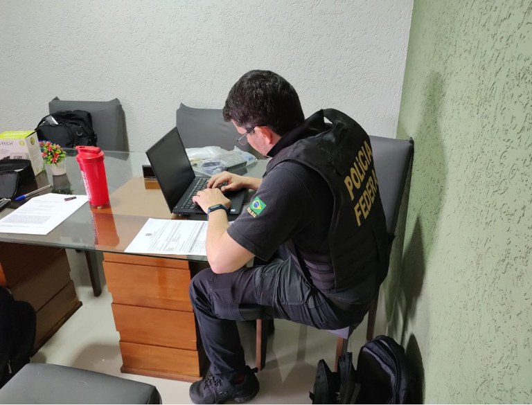 Policiais federais apreenderam um aparelho de telefone celular e um HD de notebook. Polícia Federal 