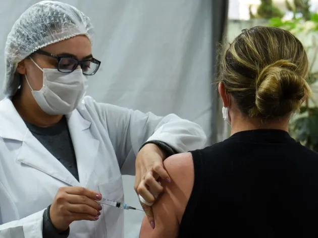 São Paulo começa a vacinar grupo com 28 anos nesta sexta (30).