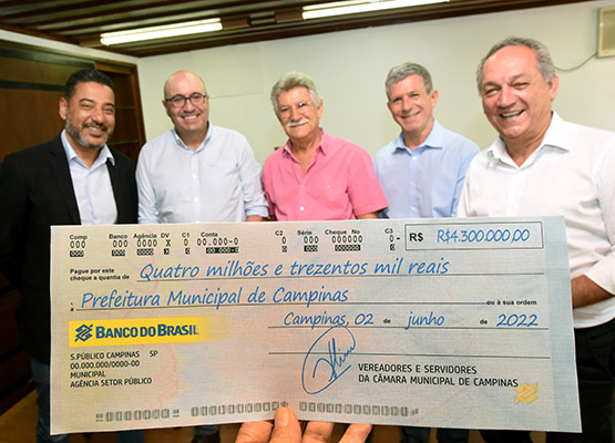 Prefeito Dário Saadi recebe cheque simbólico do presidente da Câmara, vereador Zé Carlos Carlos Bassan/PMC