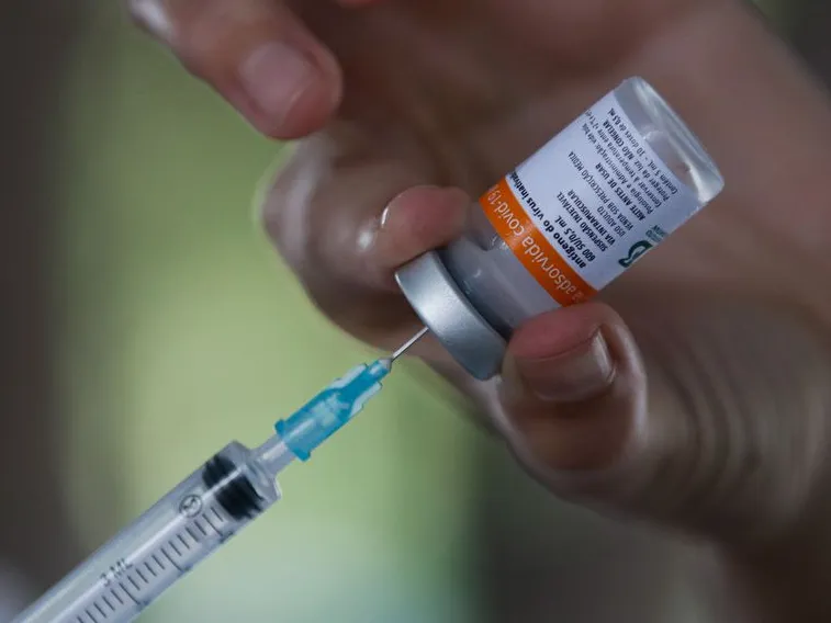 A aplicação da primeira dose da vacina contra a Covid-19 foi suspensa nas capitais do Mato Grosso do Sul, Bahia e Rio de Janeiro.