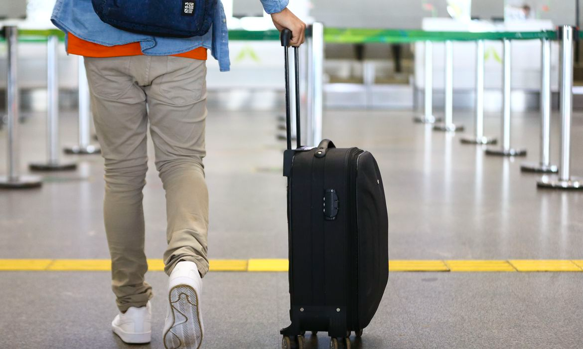 Despacho gratuito de bagagens em voos depende de sanção de Bolsonaro