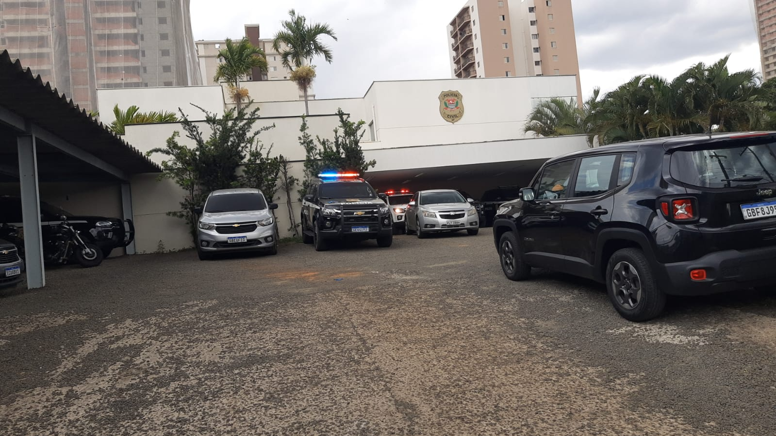 Viaturas aguardando o suspeito ser conduzido ao o Presídio Militar Romão Gomes. Band Mais/ Guilherme Celegado