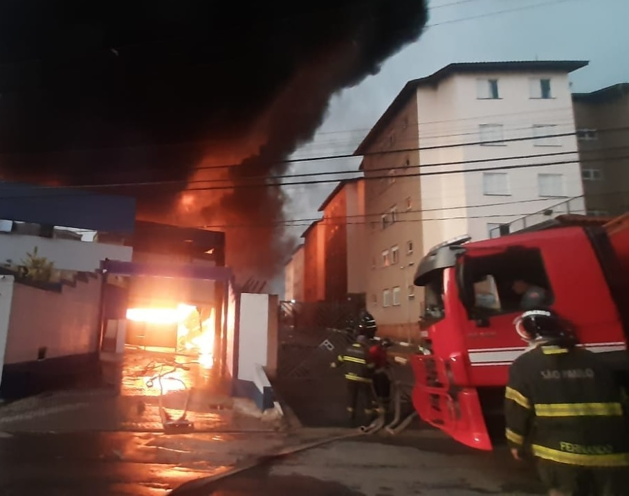 Incêndio atinge fábrica de plásticos em Guarulhos