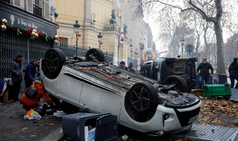 Carros são vandalizados em protesto contra mortes de imigrantes curdos na França  REUTERS/Sarah Meyssonnier 