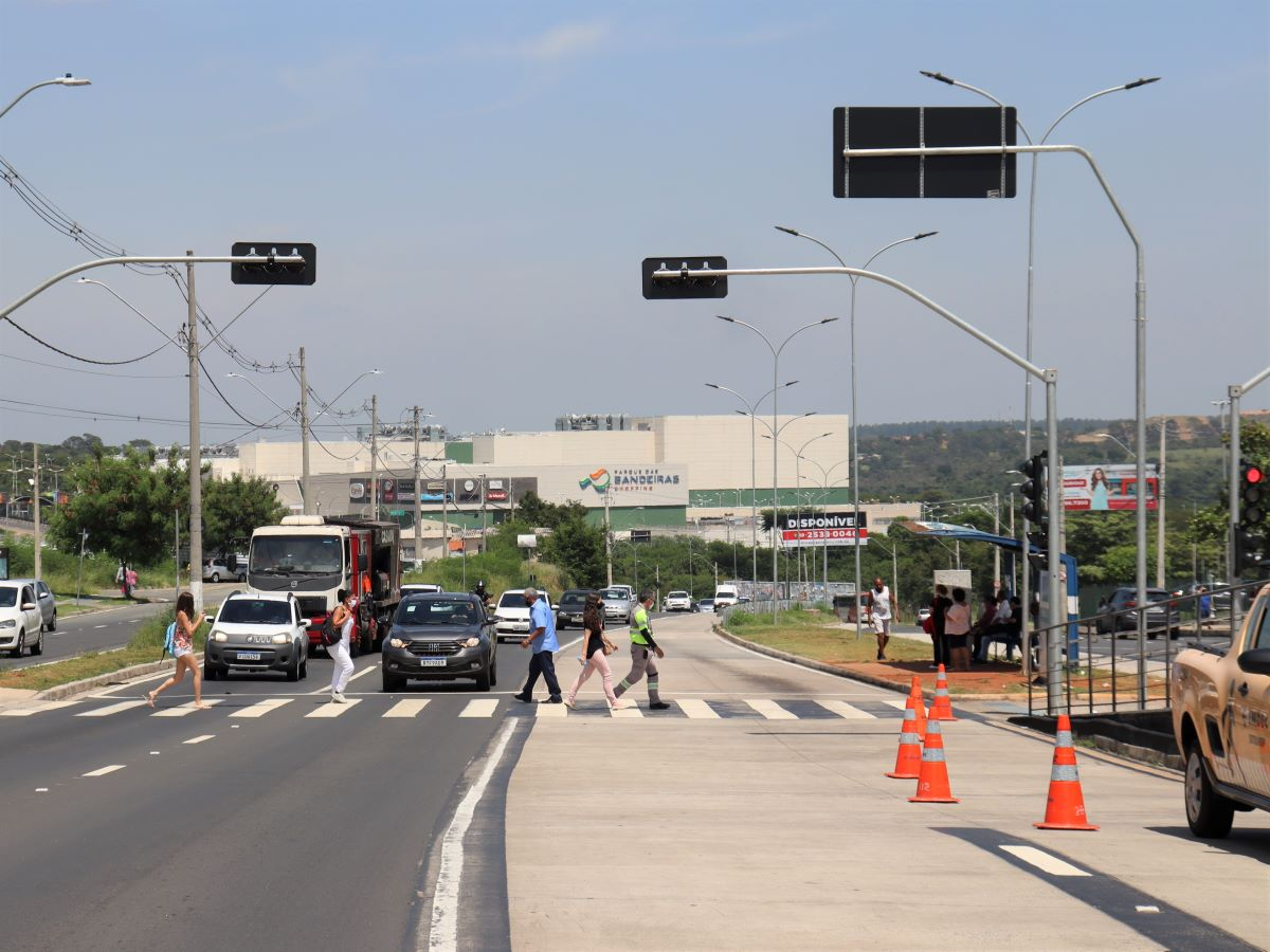 Pedestres atravessam avenida John Boyd Dunlop  Divulgação/Emdec