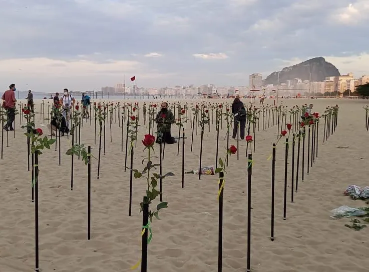 Areias da praia de Copacabana se transformaram em um imenso roseiral com flores vermelhas
