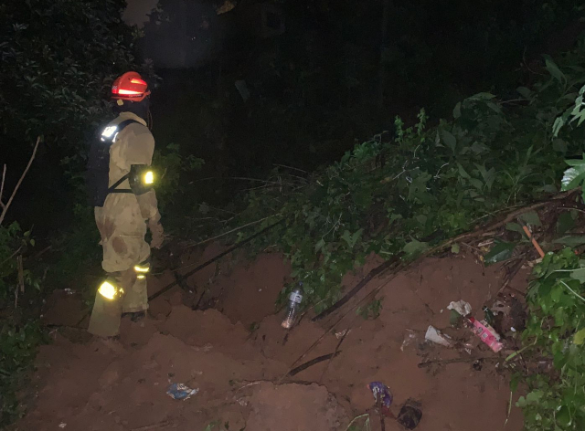 Três pessoas morrem após deslizamento de terra em Embu das Artes, na Grande  SP - País - Diário do Nordeste