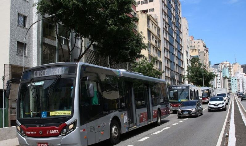 Greve de ônibus causa congestionamento de 146 quilômetros em SP 