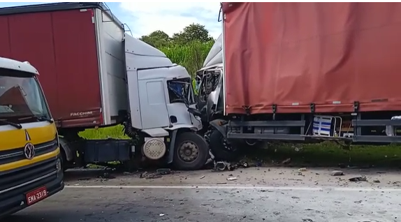 Colisão foi frontal e danificou as cabines da carreta e do caminhão Imagem/Paulo Bernardino 