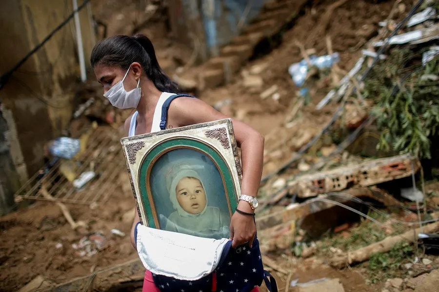 Buscas por desaparecidos em Petrópolis entram no quinto dia com mais chuva