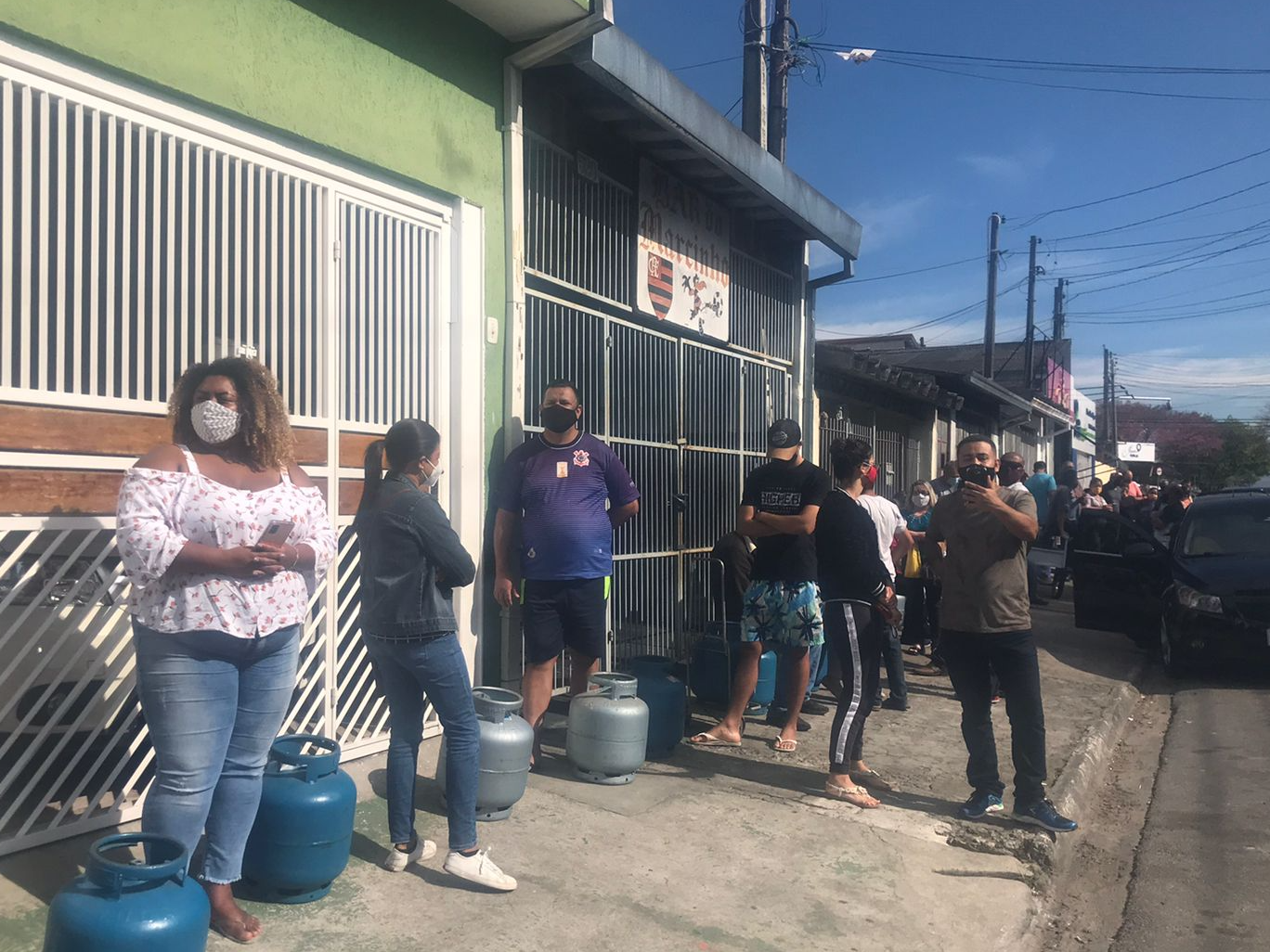 Moradores formam fila em São José para compra de gás  Juliana Sever/TV Band Vale 