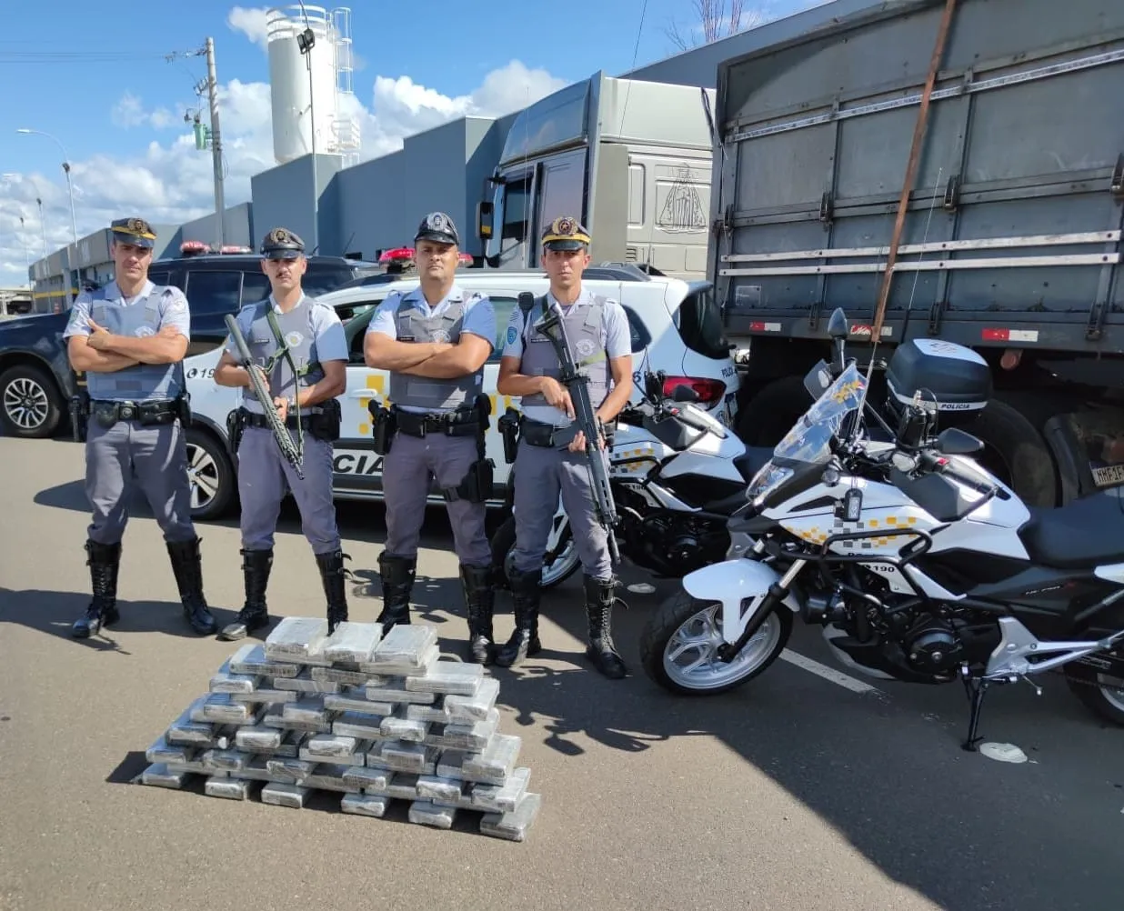 O veículo estava estacionado na rodovia