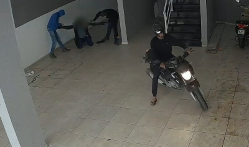 Bando invade casa para roubar moto e obriga vítima a se ajoelhar Reprodução