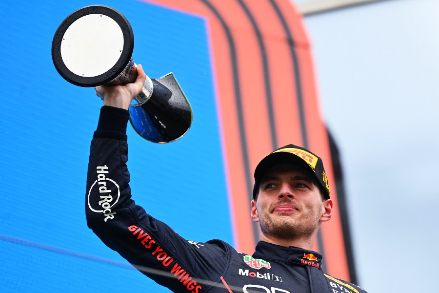 Holandês citou exemplo da Ferrari e comemorou escolha por pneus pouco antes da largada Red Bull Racing