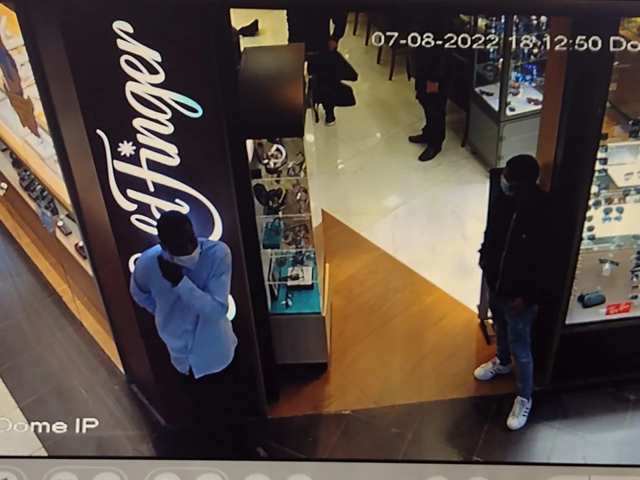 Todo o crime e a movimentação do grupo pelo shopping foi flagrada por câmeras de segurança
