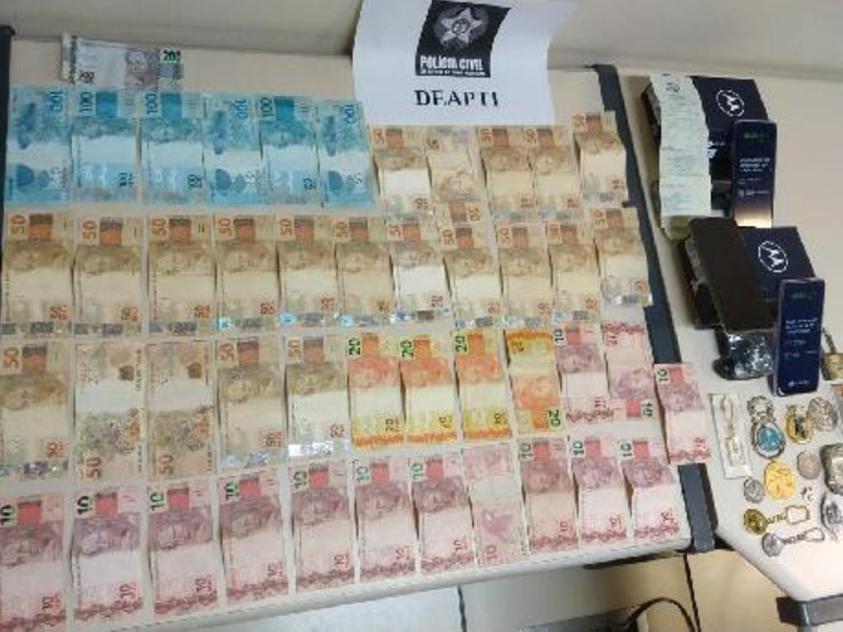 Bando se passava por funcionários de banco e levou dinheiro e joias de casa da vítima Polícia Civil do RJ/Divulgação